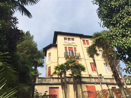 Апартаменты в Виньоне с видом на озеро Маджоре, продаются гаражом и садом.