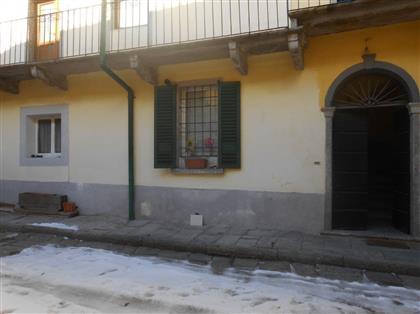 Уютная двухкомнатная квартира в жилом доме в Виньоне продается с гаражом.