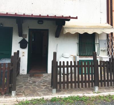 Продаётся уютная квартира недалеко от города Кастильоне-делла-Пескаятаунхаусе с отдельным входом и небольшим двориком.