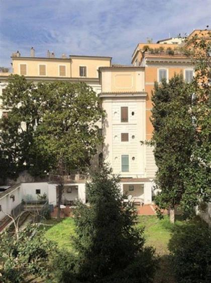 Квартира в Риме продается на третьем этаже в доме с лифтом.