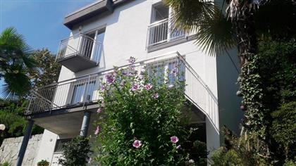 Дом в Бельджирате с видом на озеро Маджоре, продается с садом и террасой.