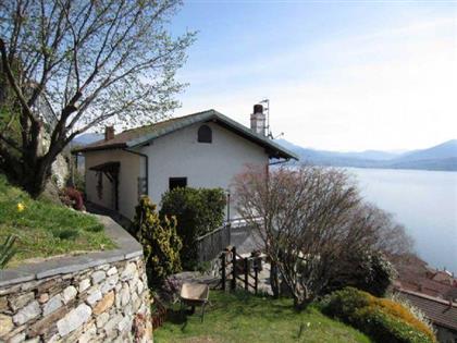 Дом в Оджеббио с видом на озеро Маджоре на продажу, с садом и террасой.
