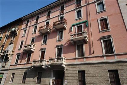 Продаётся двухкомнатная квартира в Милане рядом с метро со свежим ремонтом в элегантном особняке.