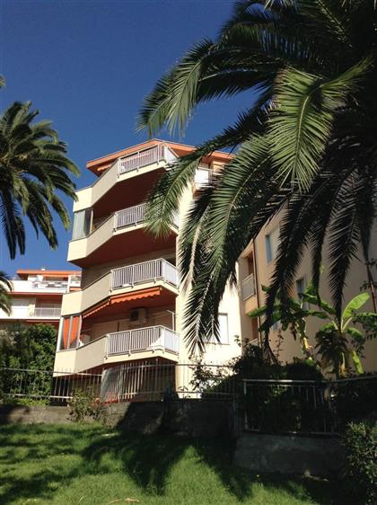 Трехкомнатные апартаменты в Сан-Ремо на продажу с гаражом и видом на море.