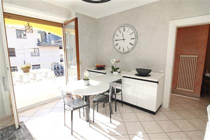В Каннобио продается  четырехкомнатная квартира, с гаражом и садом