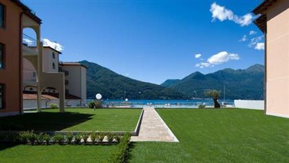 Продаются апартаменты в туристической деревне Макканьо между Лавено и Луино с видом на озеро, террасой и гаражом.