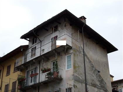 Трехкомнатная квартира в Вербании с балконом на продажу.