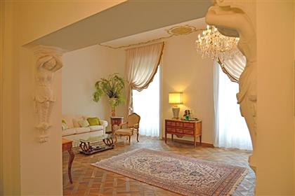 Продаётся великолепная квартира с дизайнерским оформлением возле парка Морганьи в центре Милана.
