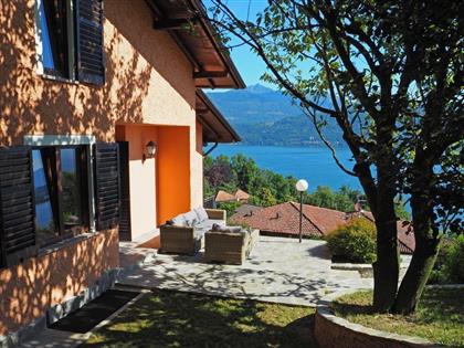 Вилла в коммуне Бавено с потрясающим видом на озеро и острова Борромео.