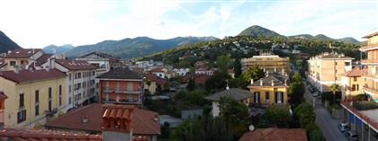 Трехкомнатная квартира в Вербании продается с ремонтом и с балконом.