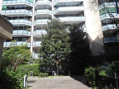 Продаются просторные апартаменты на третьем этаже престижного кондоминиума 60-х годов в Милане.