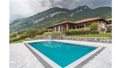 Продаётся вилла с садом и бассейном у озера Комо в центре Тремеццо, 250 м2.
