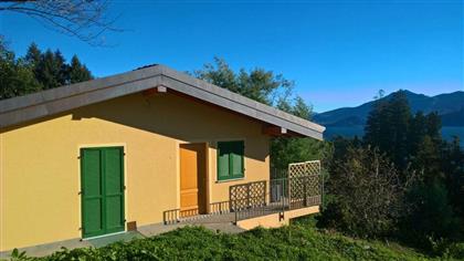 Двухэтажный дом в Вербании с красивым видом на озеро Маджоре, продается с садом и гаражом.