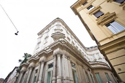Квартира в Риме продается в отреставрированном здании, кондиционер, сигнализация.