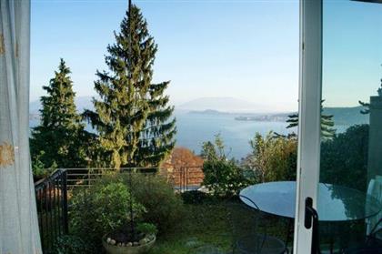 Двухуровневые апартаменты в Мейне с видом на озеро, продаются с гаражом и садом.