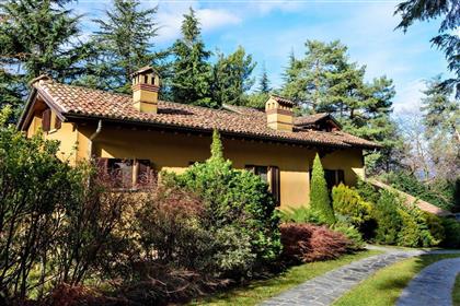 Дом в регионе Озеро Комо (Lago di Como), Италия за  790 000 евро
