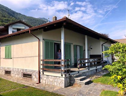 Продается дом в Оджеббио с видом на озеро, садом и гаражом 