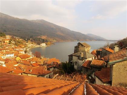 Красивая каменная историческая вилла в Мергоццо продается с садом и видом на озеро.