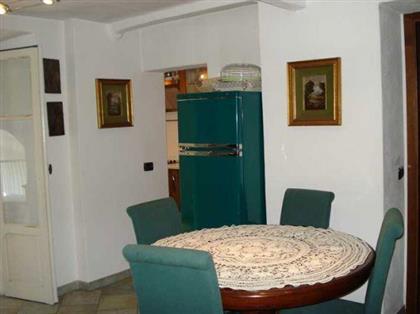 Трехкомнатные апартаменты в Оджеббио продается с мебелью, с видом на озеро Маджоре.